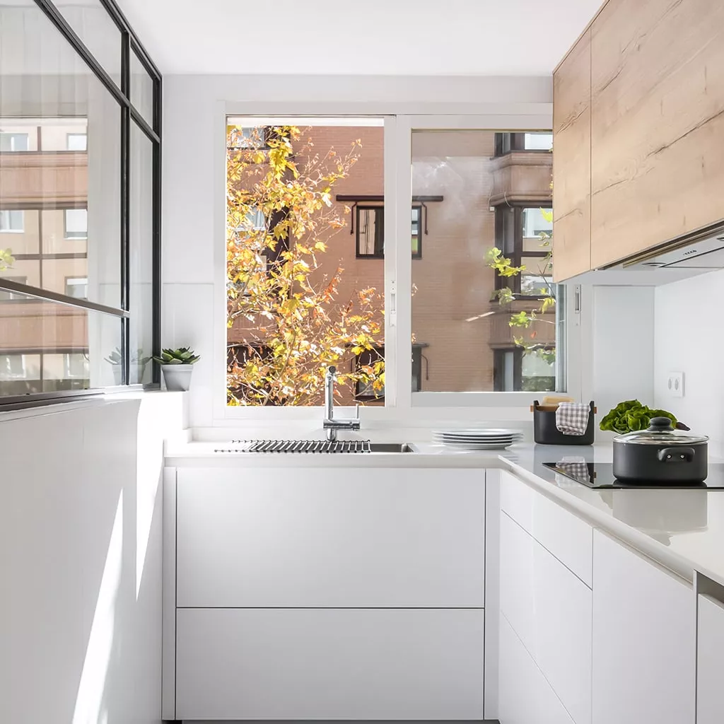 Cocina Santos blanca y madera en paralelo