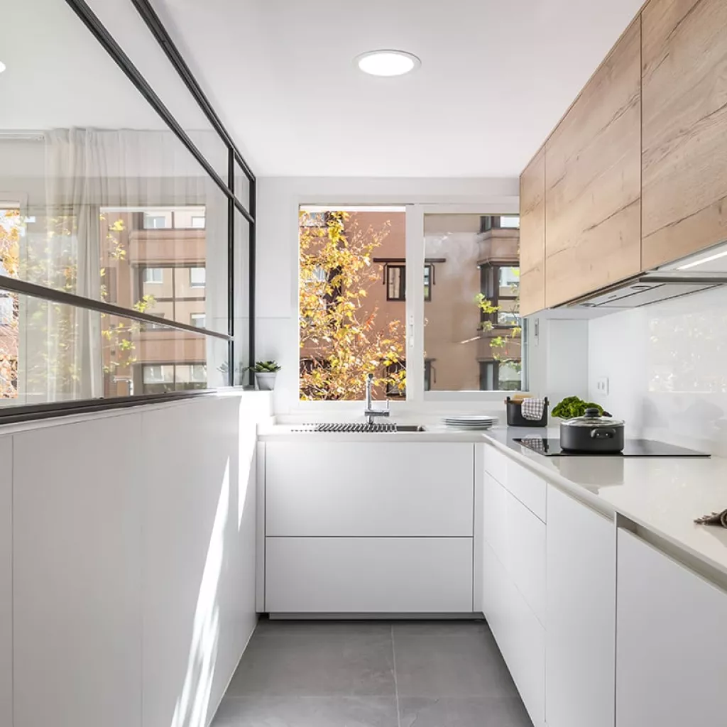 Cocina Santos blanca y madera en paralelo