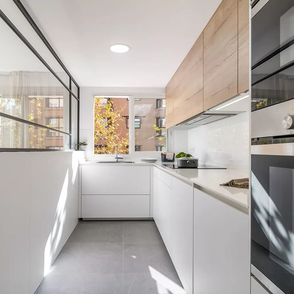 Cocina Santos blanca y madera en paralelo