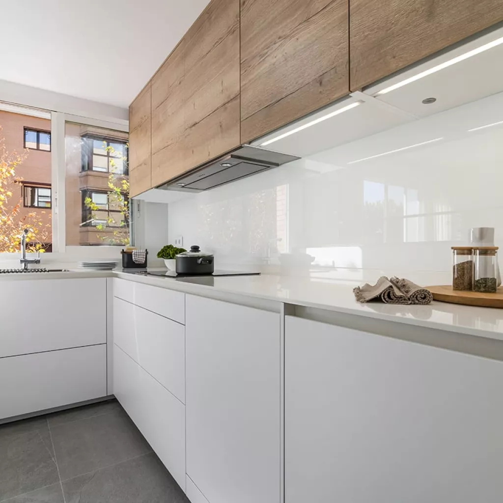 Cocina Santos blanca y madera en paralelo