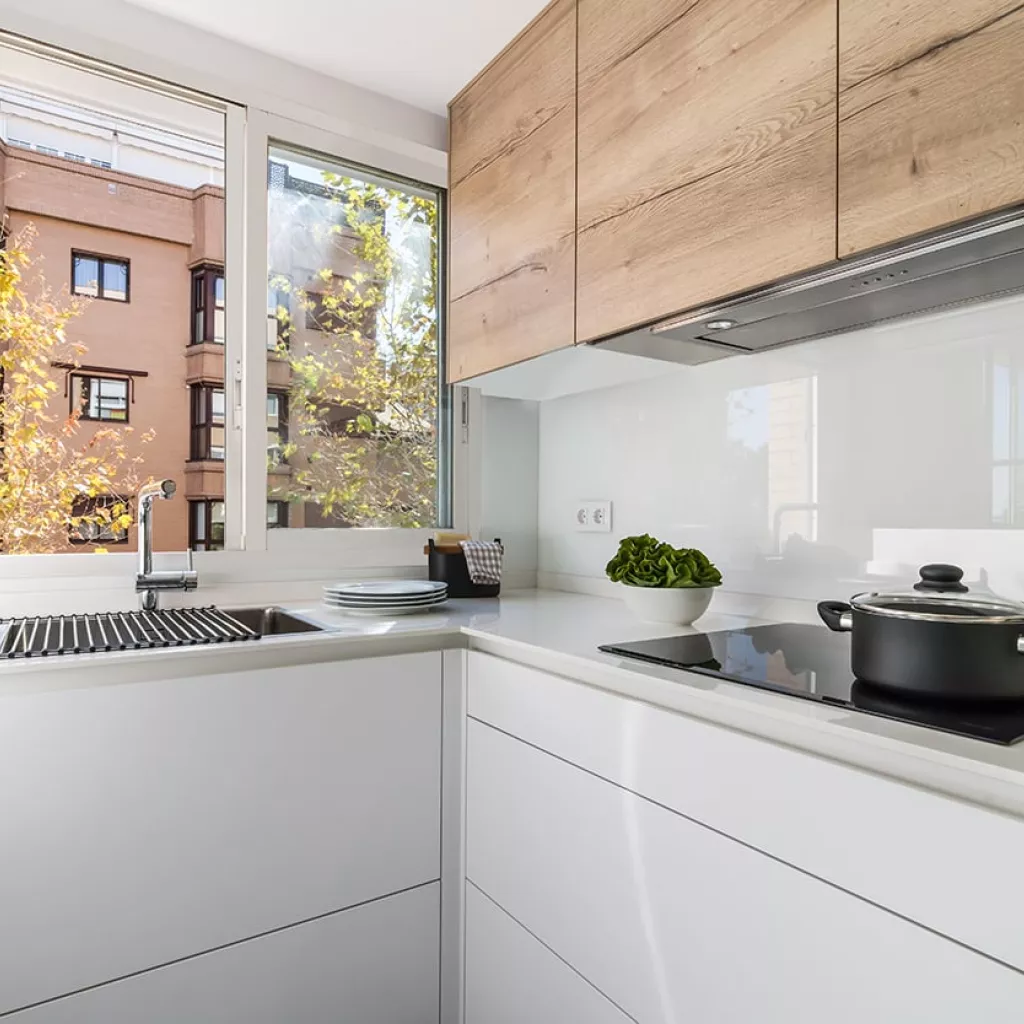 Cocina Santos blanca y madera en paralelo