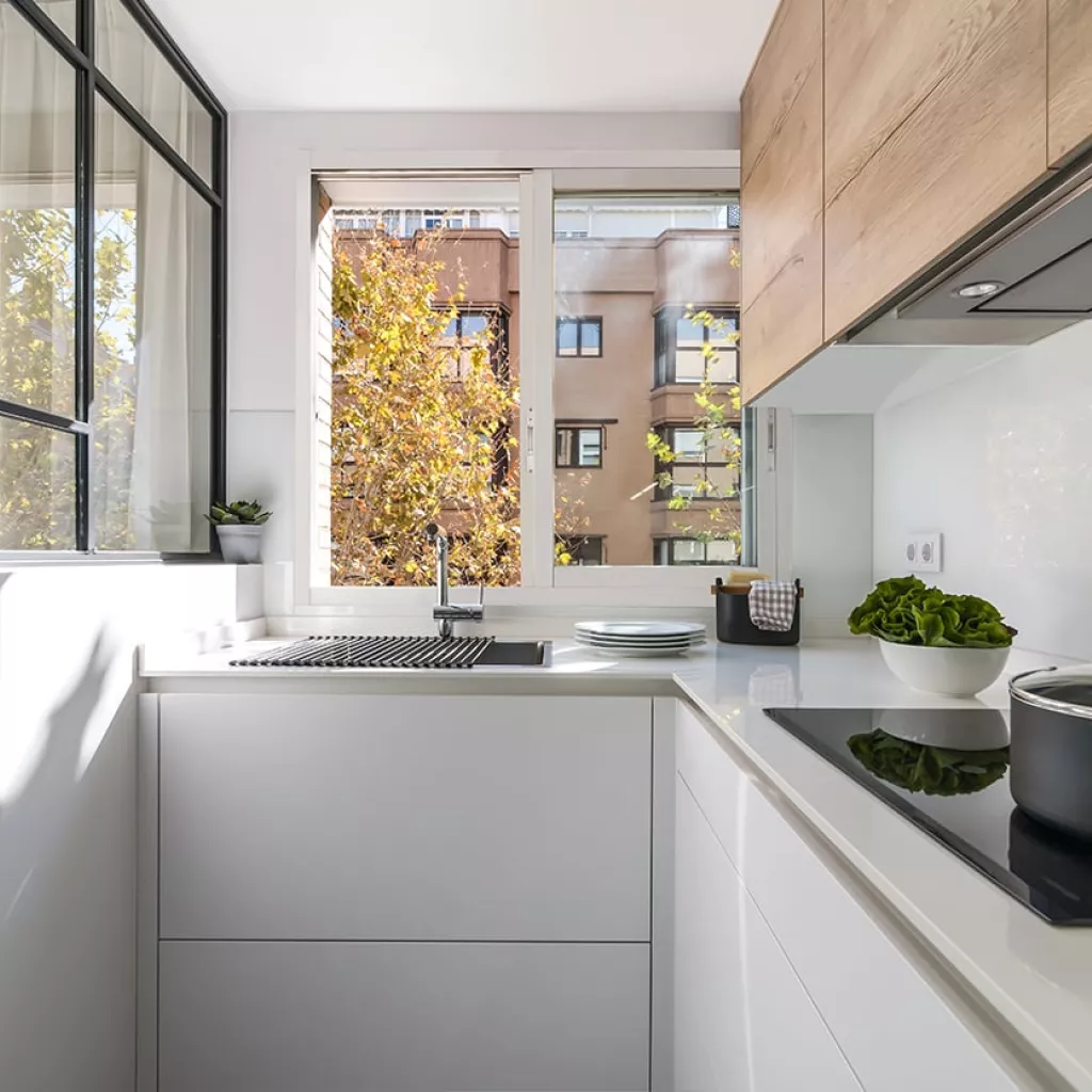 Cocina Santos blanca y madera en paralelo