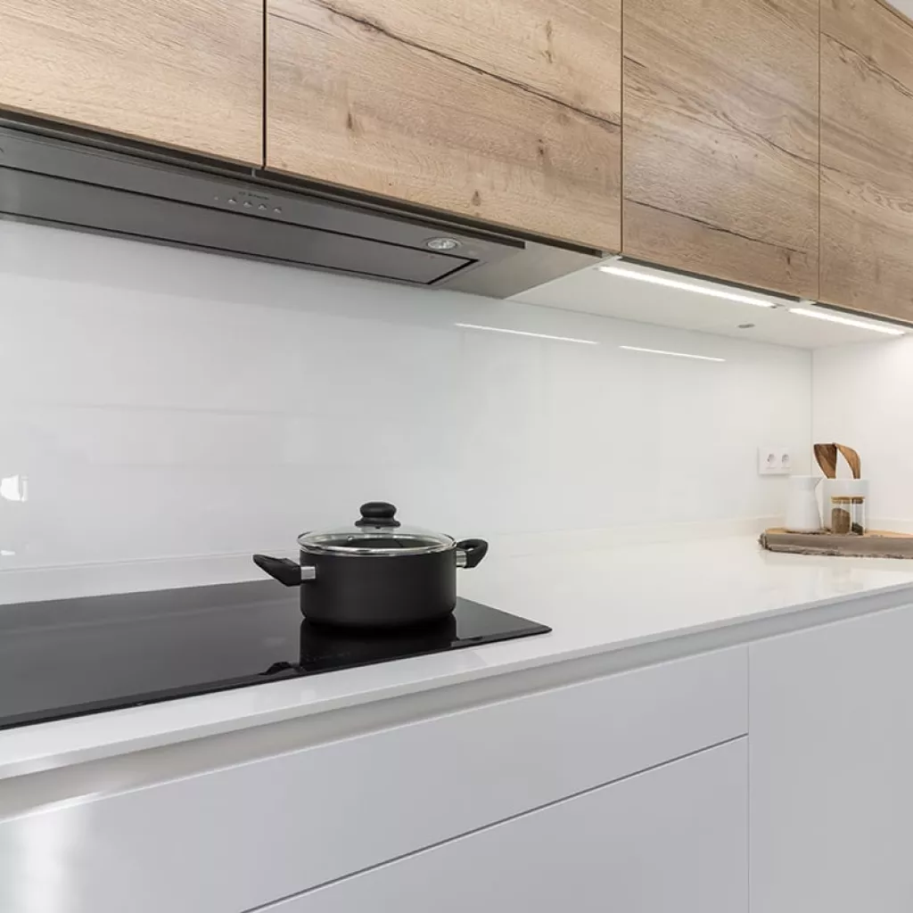 Cocina Santos blanca y madera en paralelo