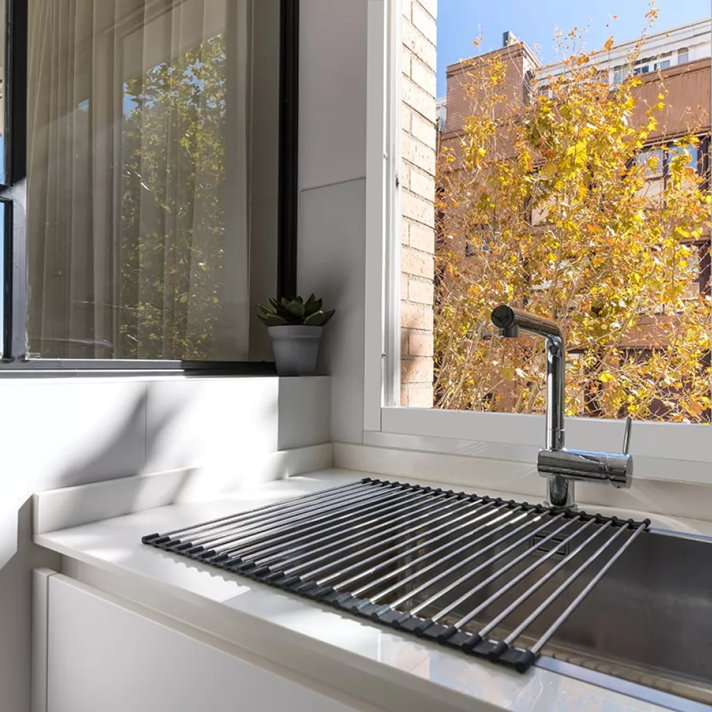 Cocina Santos blanca y madera en paralelo