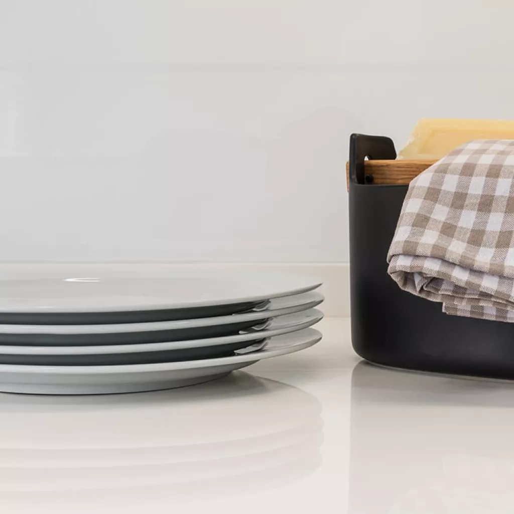 Cocina Santos blanca y madera en paralelo