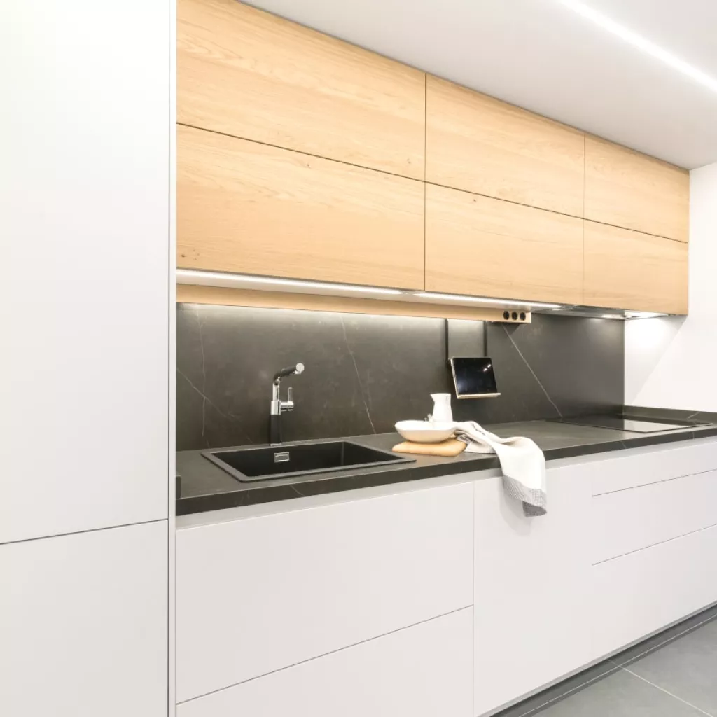Cocina Santos blanca y madera frente muebles altos y bajos