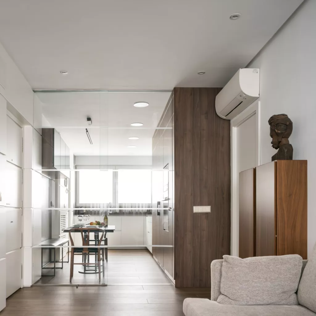 Cocina Santos blanca y madera semiabierta al salón