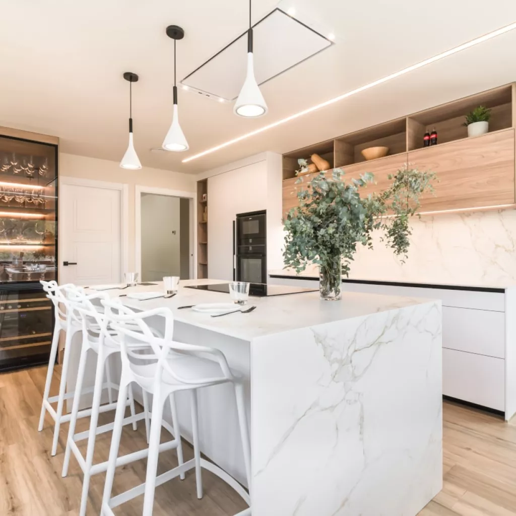 Cocina Santos blanca y olmo claro con isla central
