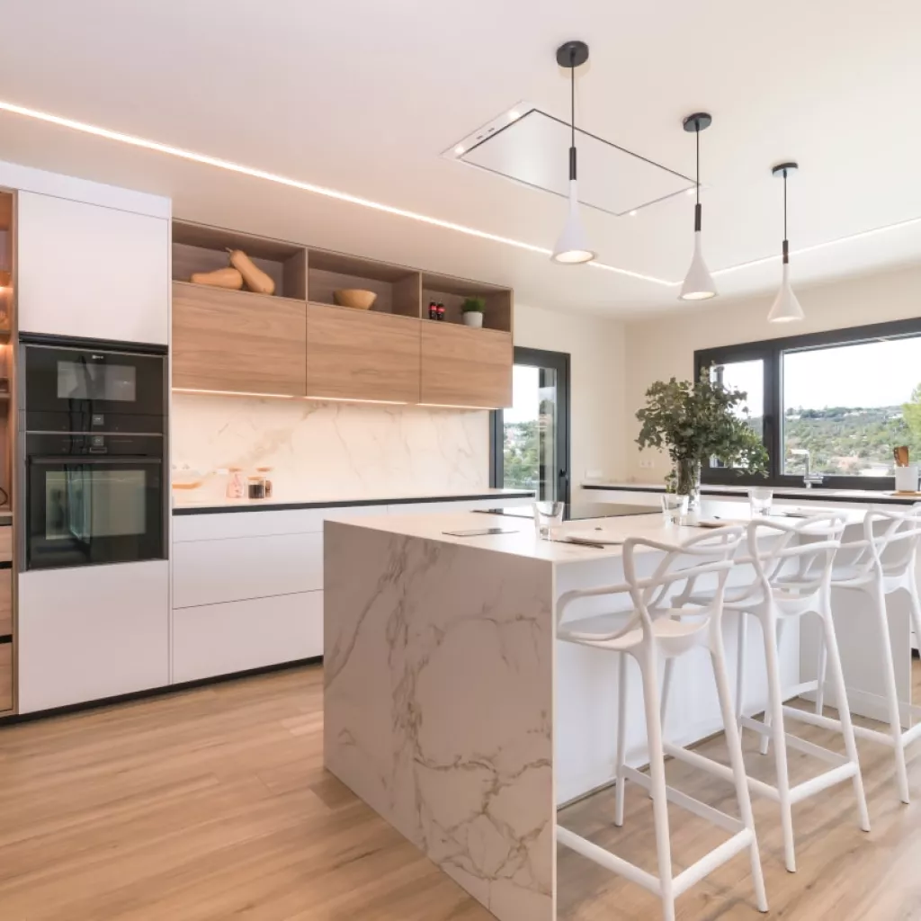 Cocina Santos blanca y olmo claro con isla y desayunador