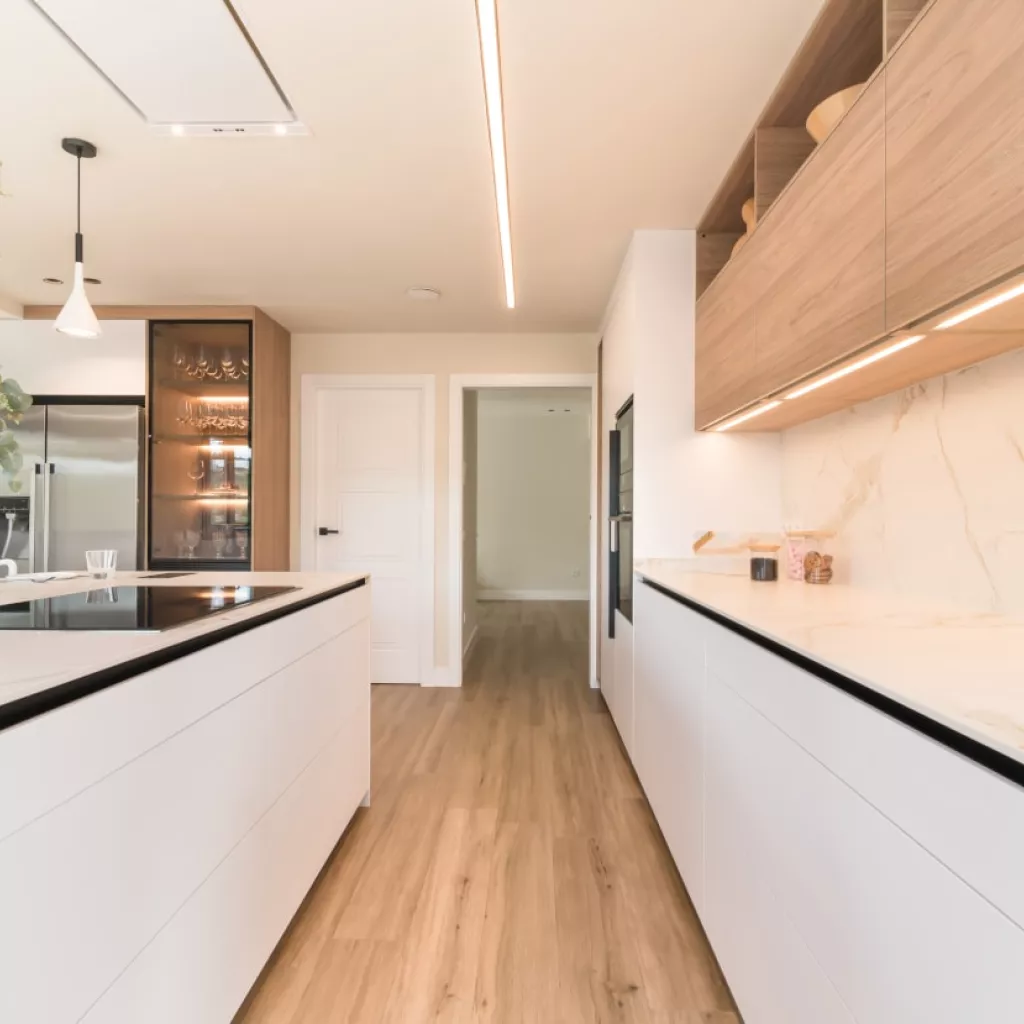 Cocina Santos blanca y olmo claro