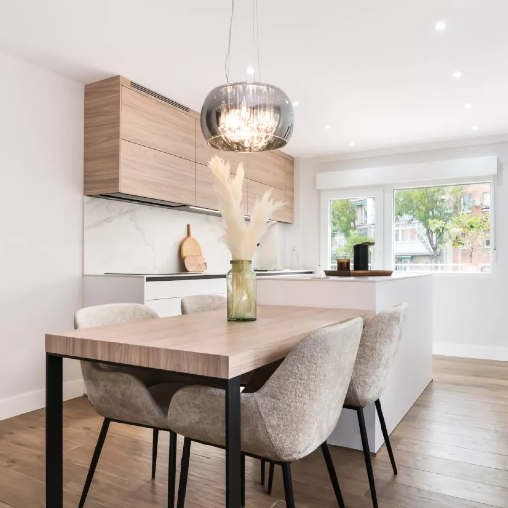 Cocina Santos blanca y olmo con isla y mesado