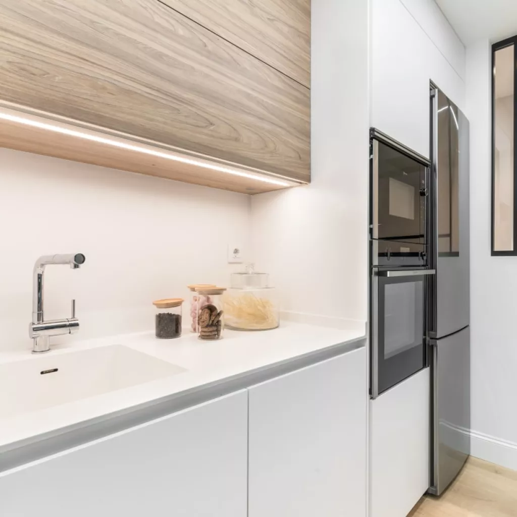 Cocina Santos blanca y olmo, frente muebles altos y bajos