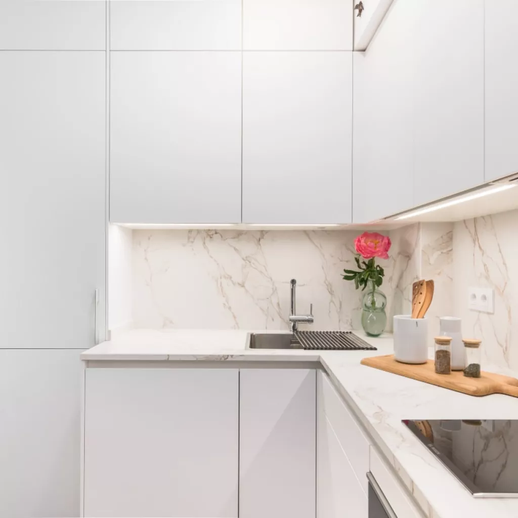 Cocina Santos blanca con barra y encimera Dekton