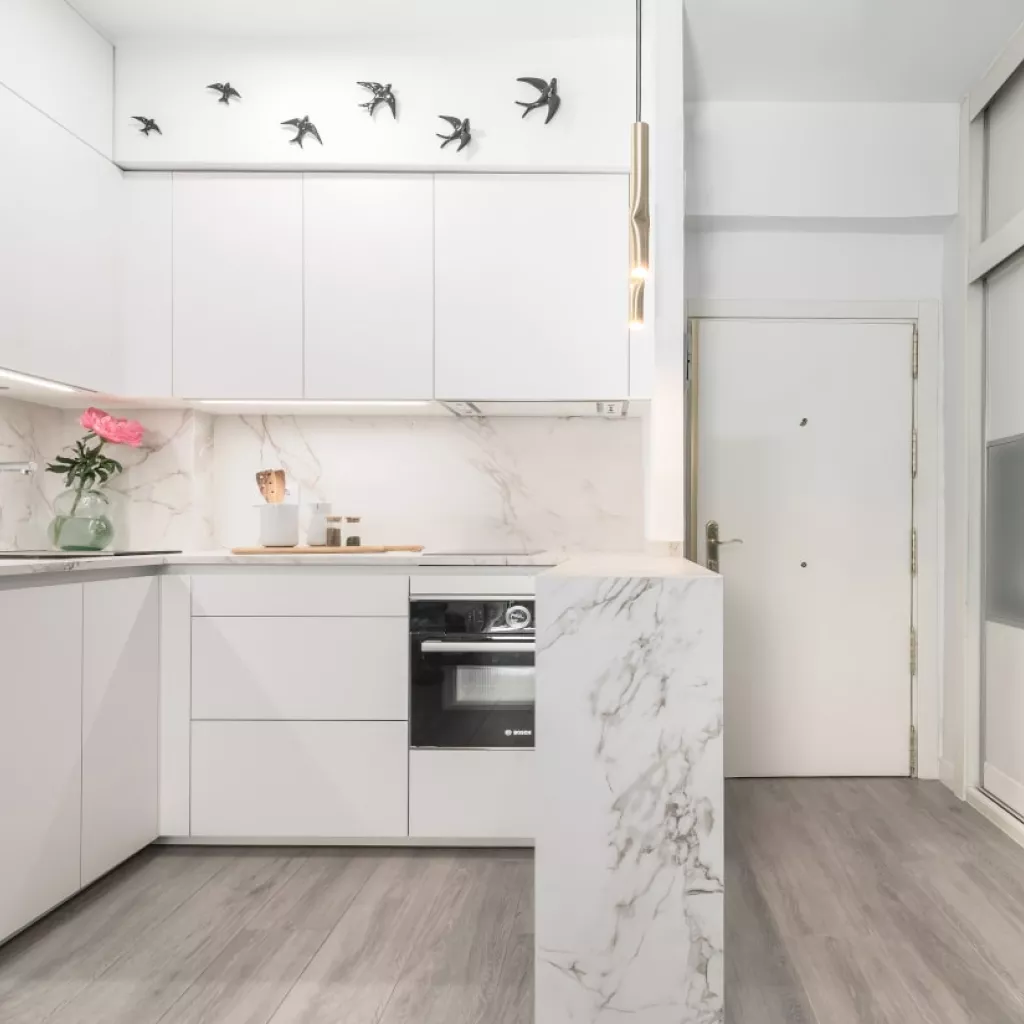 Cocina Santos blanca con barra y encimera Dekton