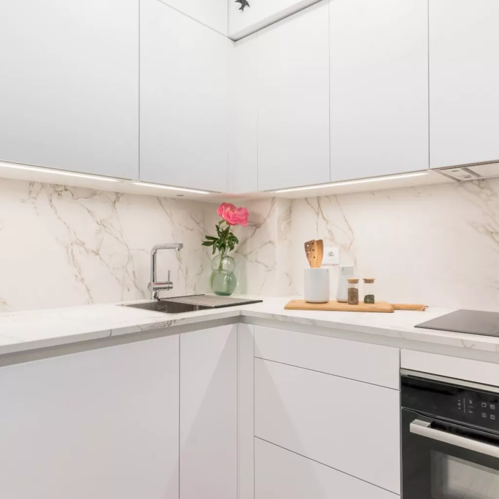 Cocina Santos blanca con barra y encimera Dekton