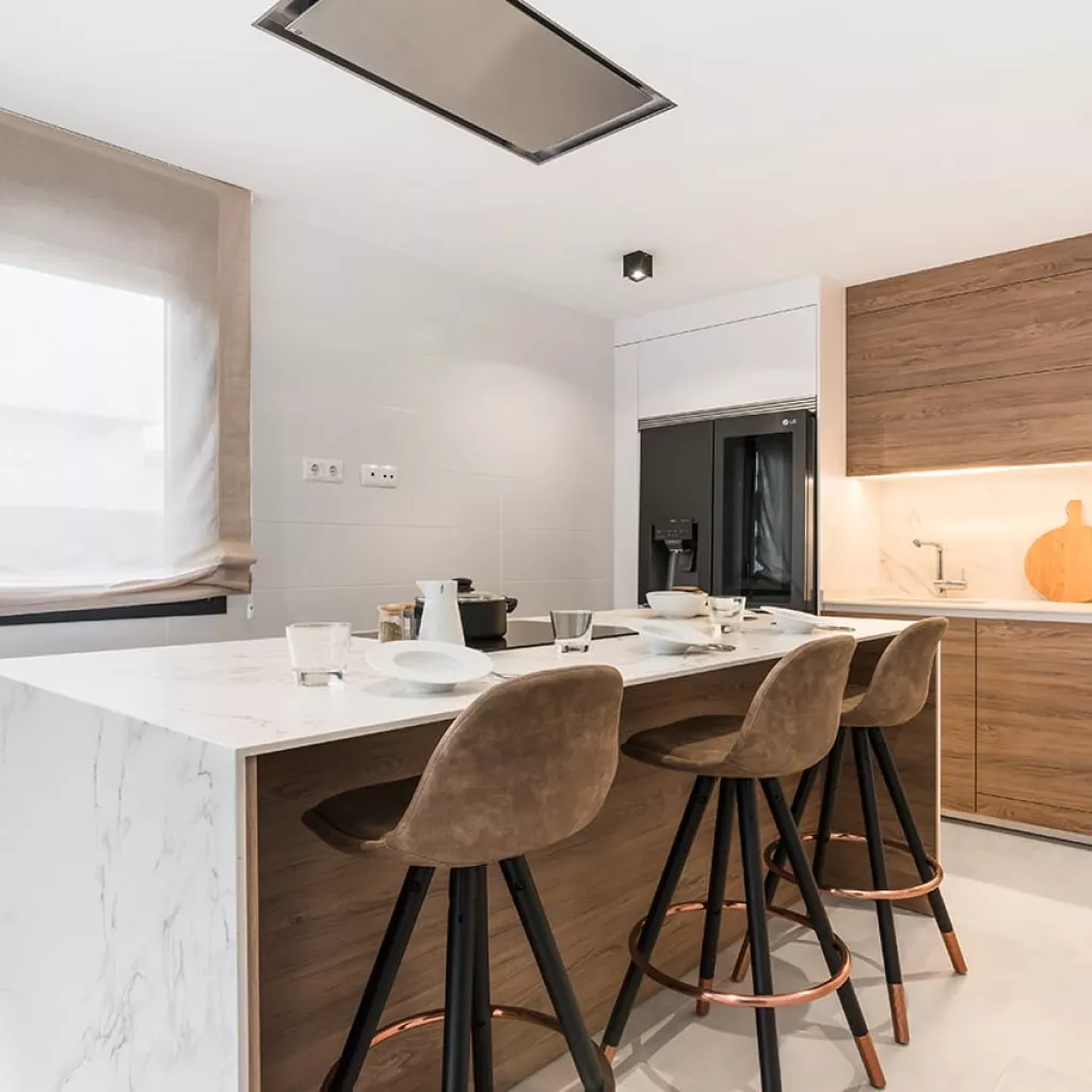 Cocina Santos Blanco y Roble con Isla - Taburetes de Kave Home