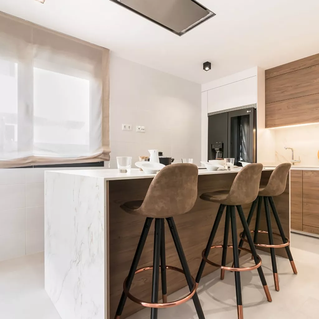 Cocina Santos Blanco y Roble con Isla - Taburetes de Kave Home