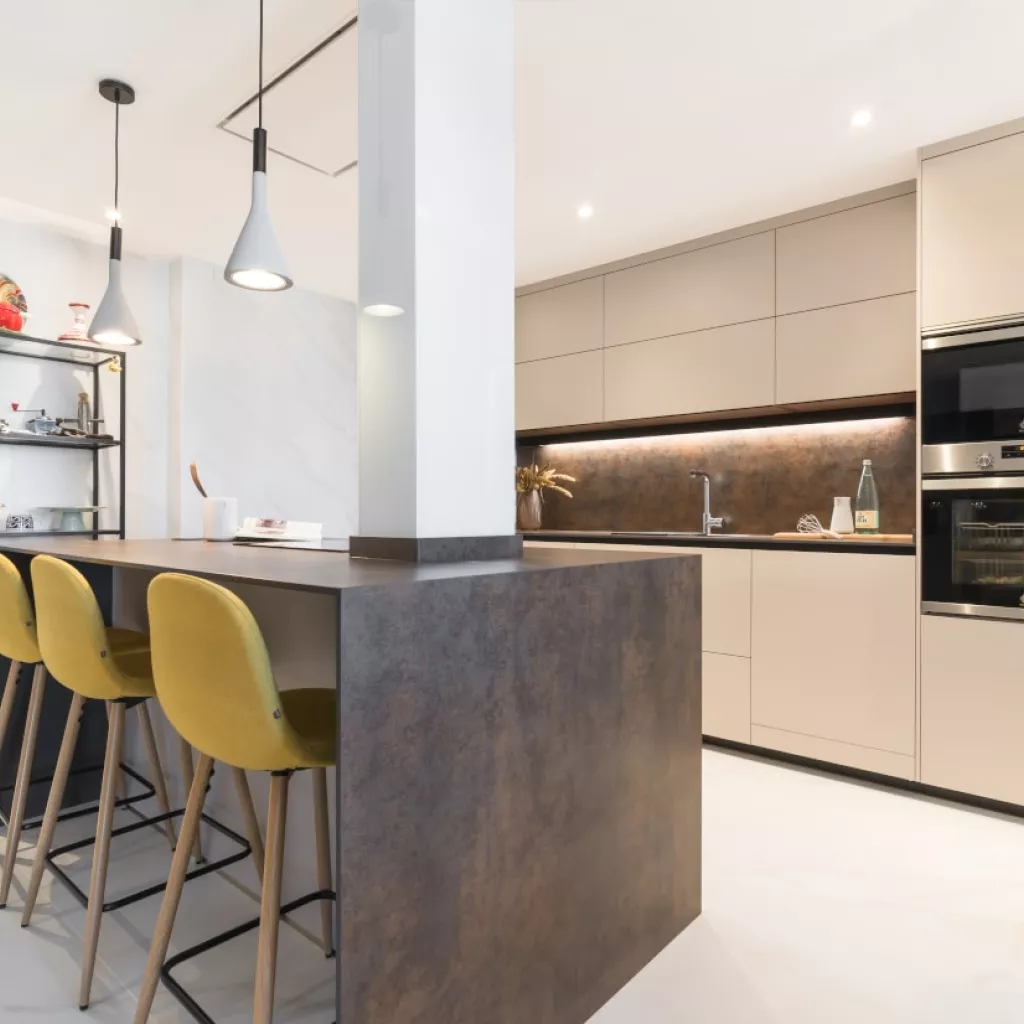 Cocina Santos cashmere con isla y zona barra