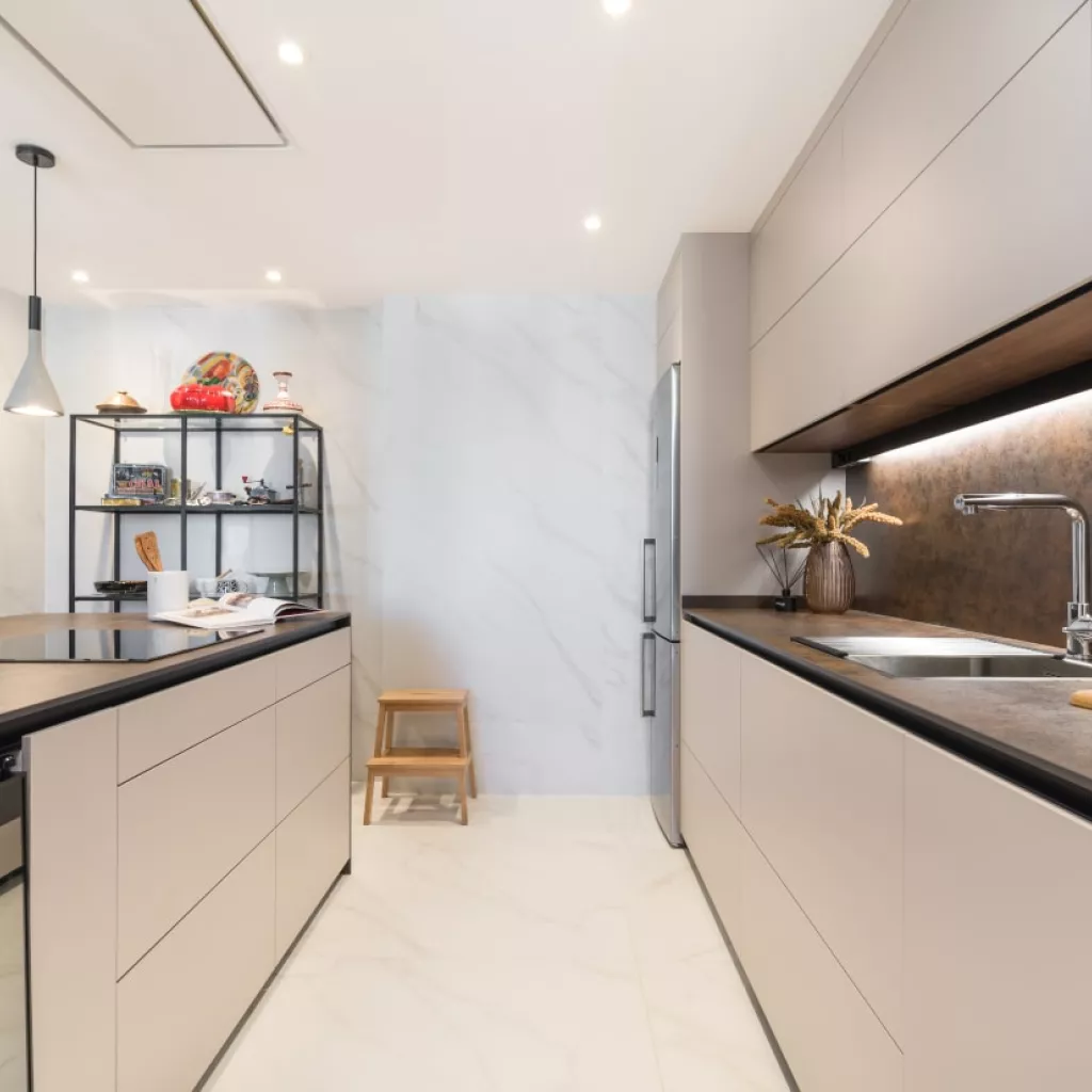 Cocina Santos cashmere con isla y frente muebles