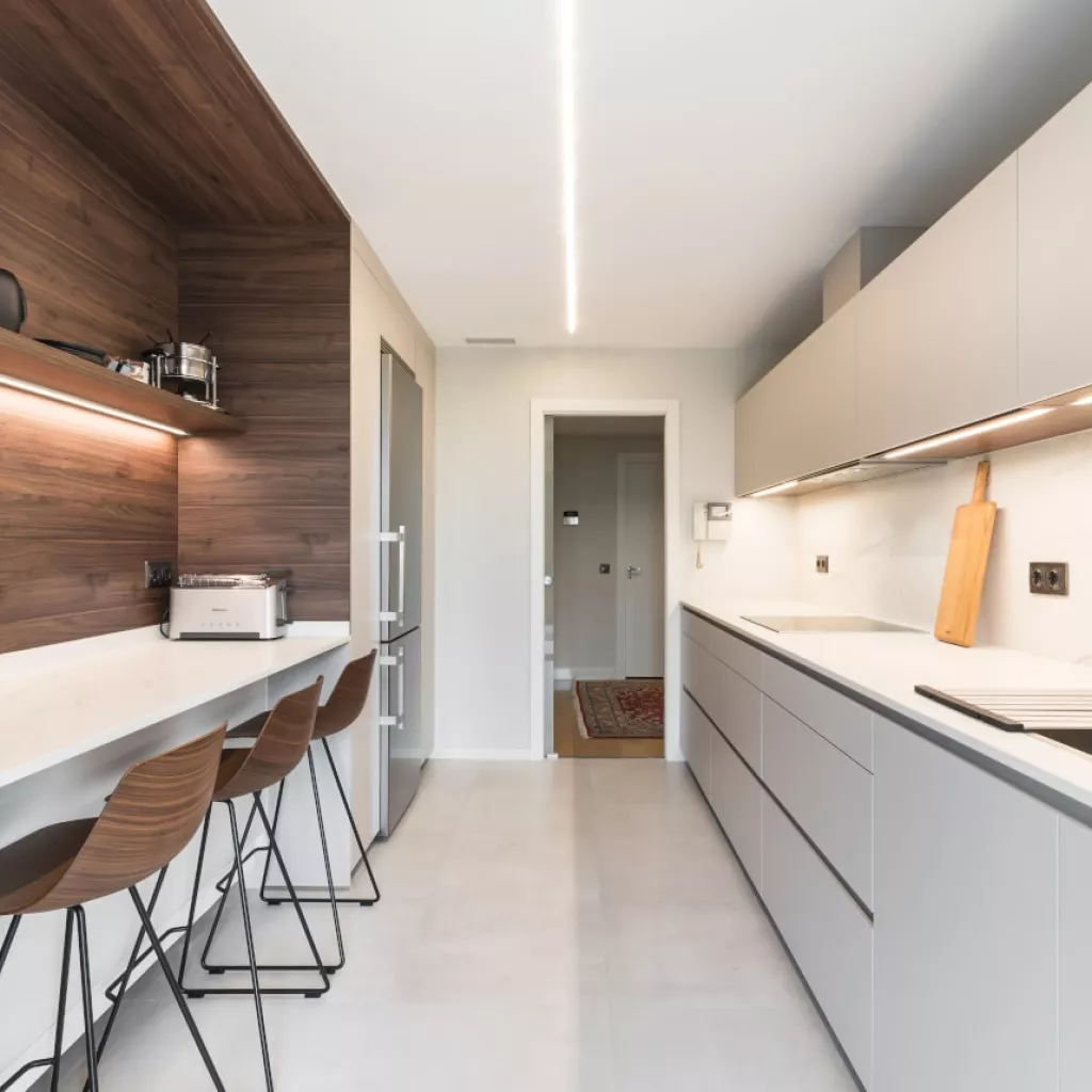 Cocina Santos cashmere en paralelo con desayunador en nogal