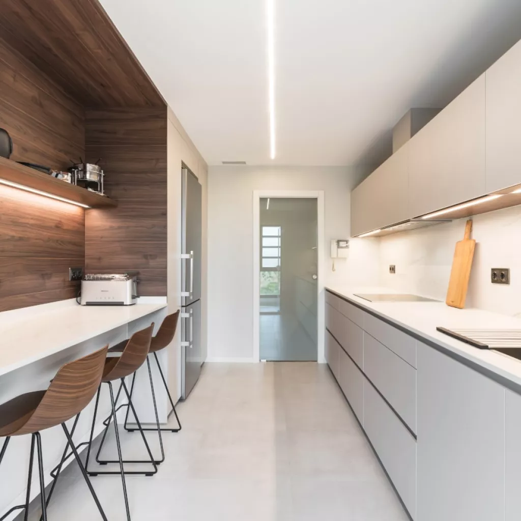 Cocina Santos cashmere en paralelo con desayunador