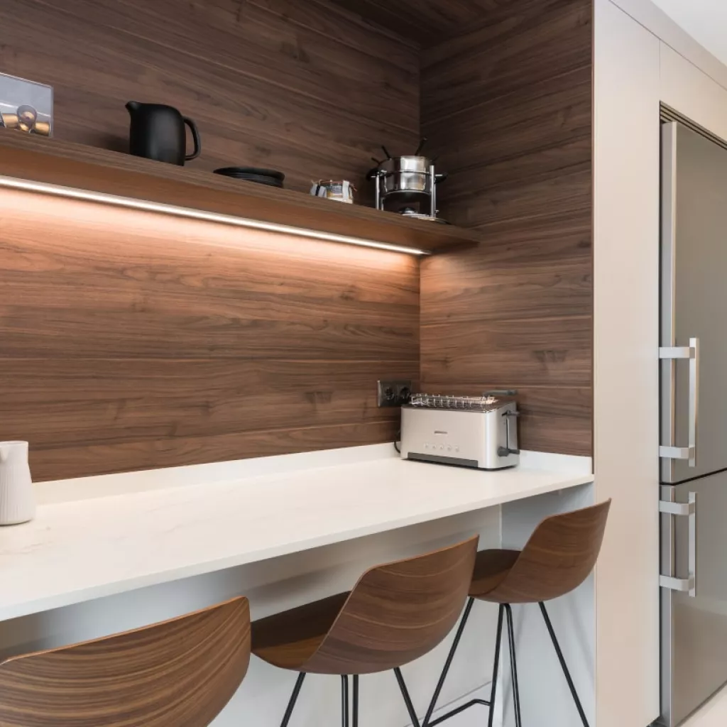 Cocina Santos cashmere frente con desayunador en nogal