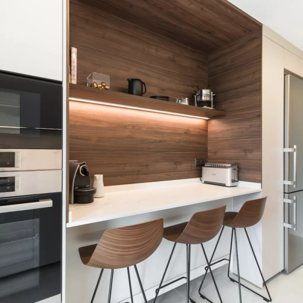 Cocina Santos cashmere frente con desayunador y dos columnas