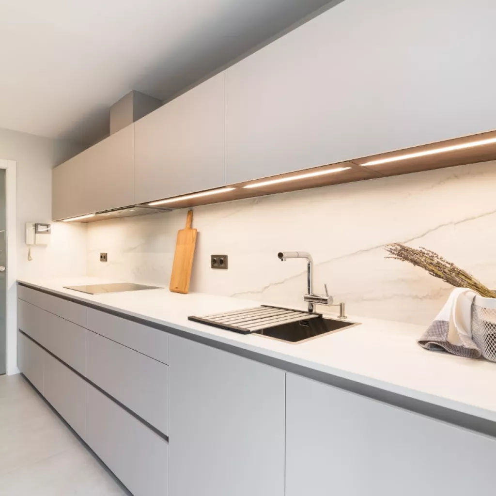 Cocina Santos cashmere frente muebles altos y bajos y encimera porcelánica