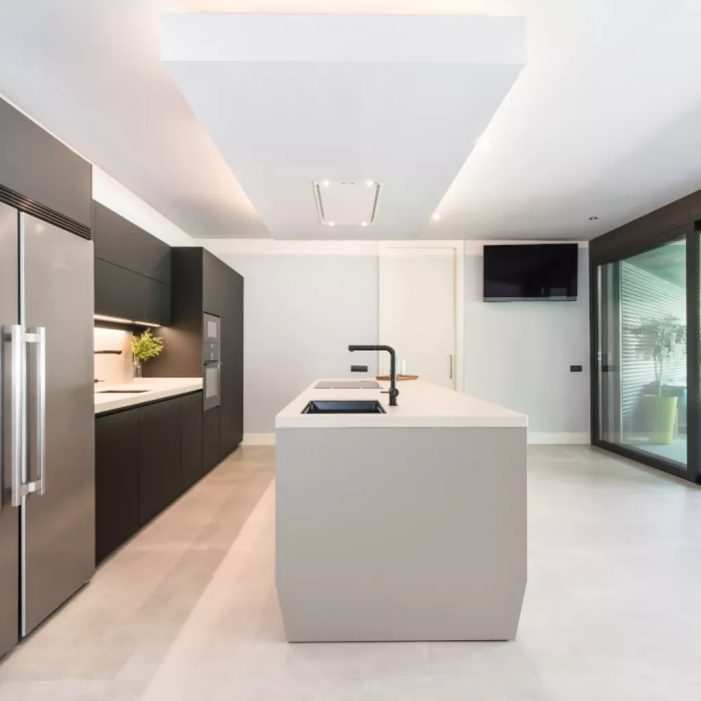 Cocina Santos con isla negra y gris