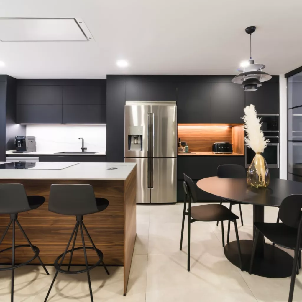 Cocina Santos con isla negra y nogal