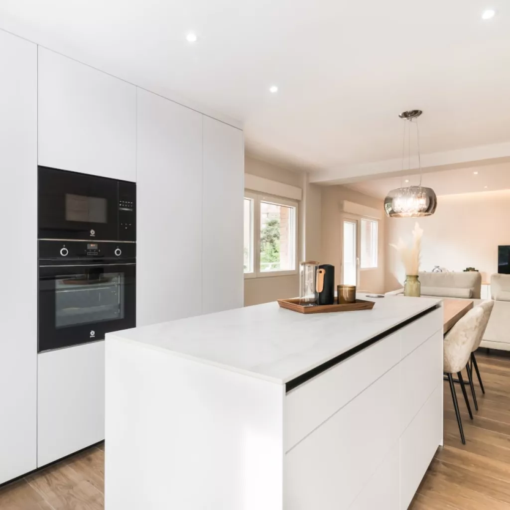 Cocina Santos con isla y frente columnas