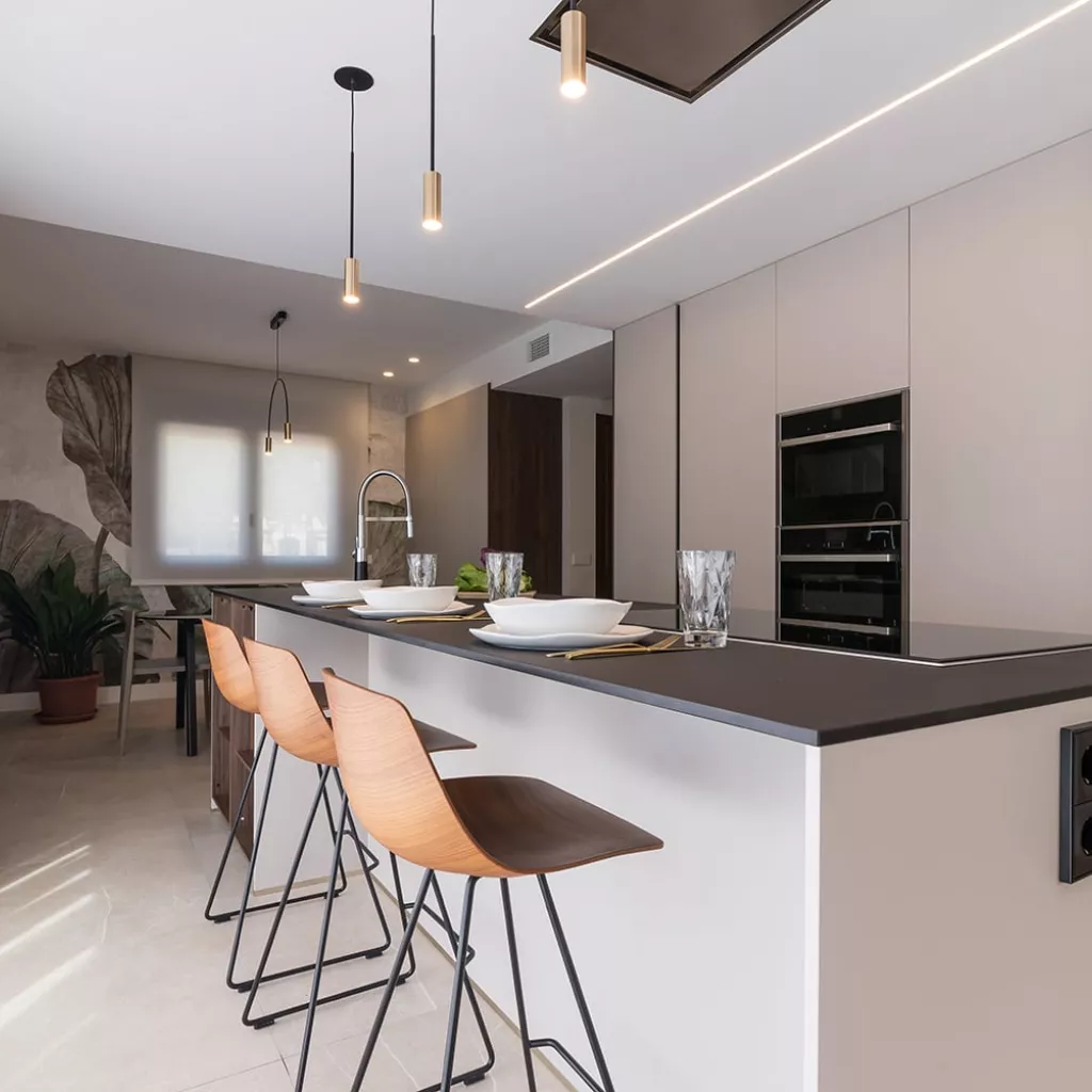 Cocina Santos con isla y taburetes La Palma