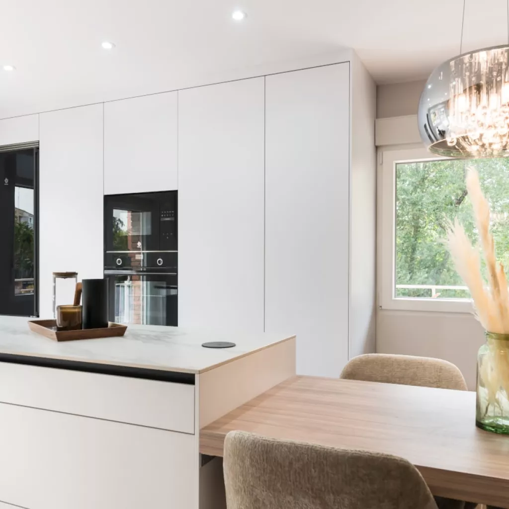 Cocina Santos frente columnas con electrodomésticos