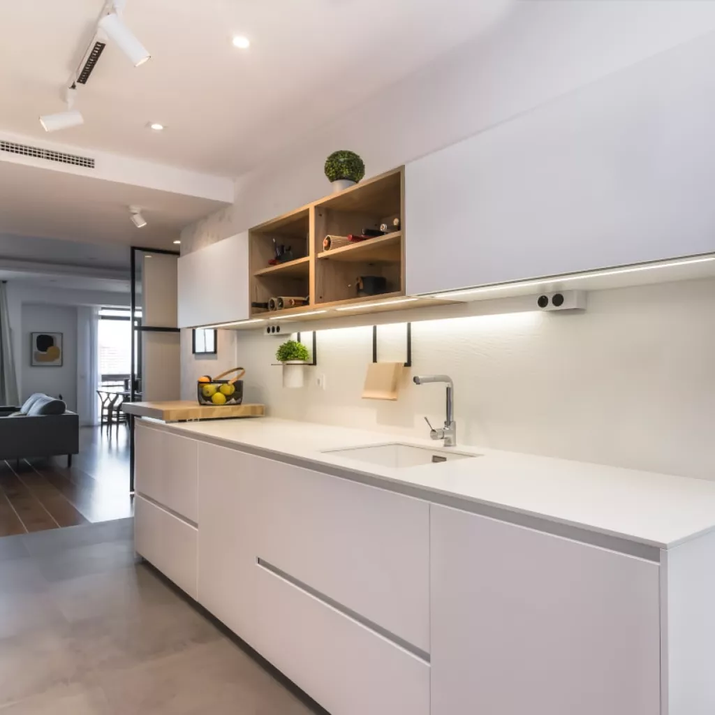 Cocina Santos frente muebles bajos y altos blancos