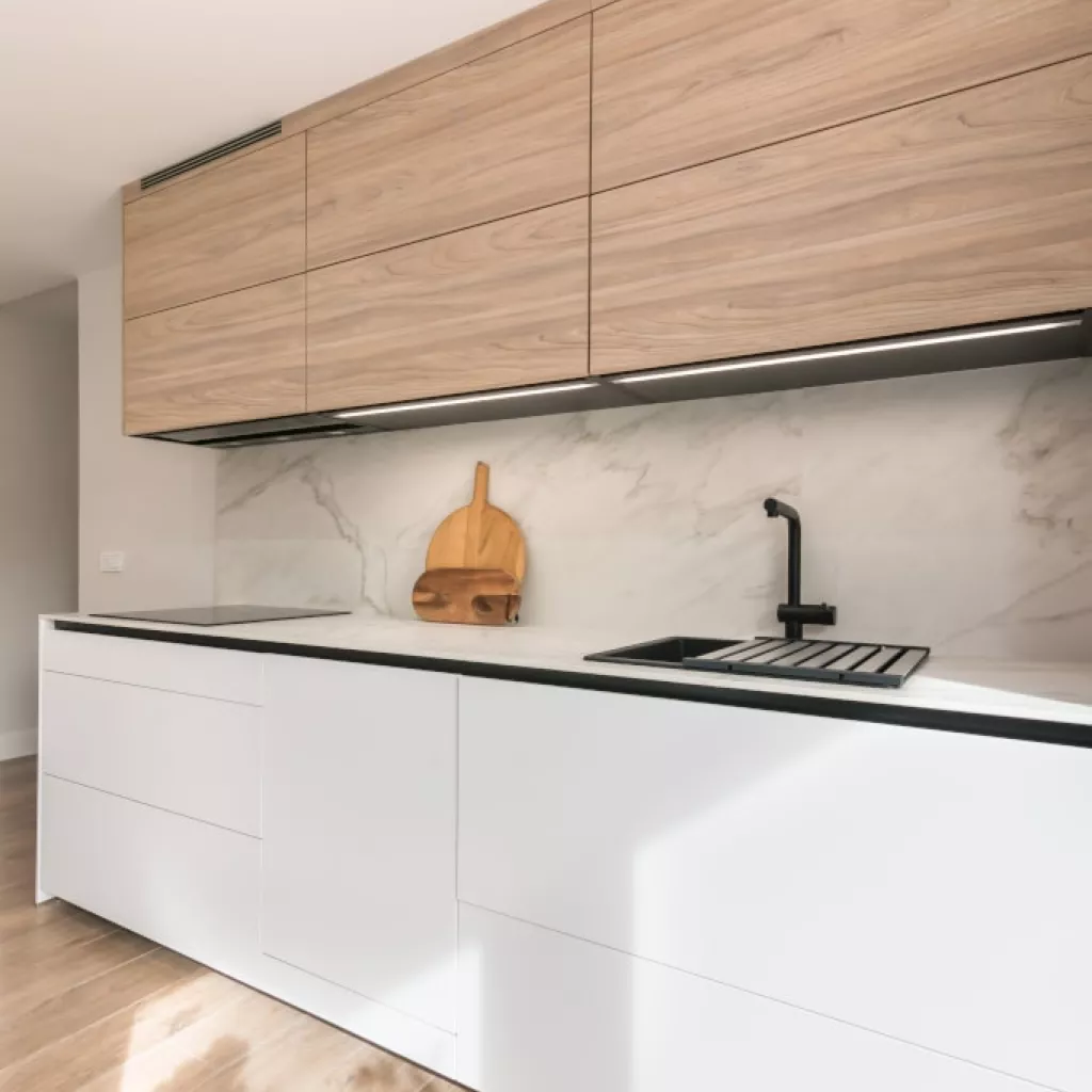 Cocina Santos frente muebles bajos blancos y muebles altos olmo claro