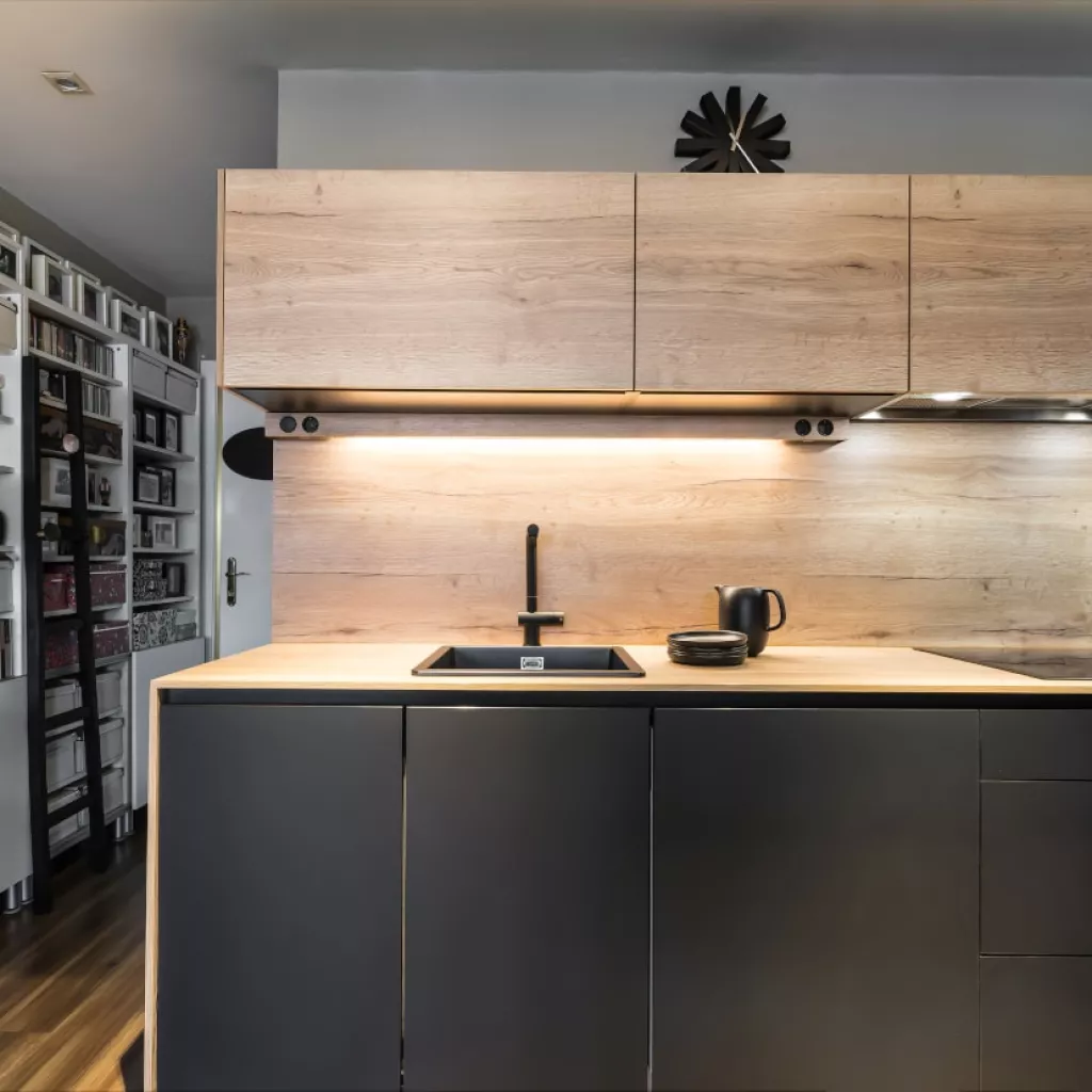 Cocina Santos negra con encimera color roble