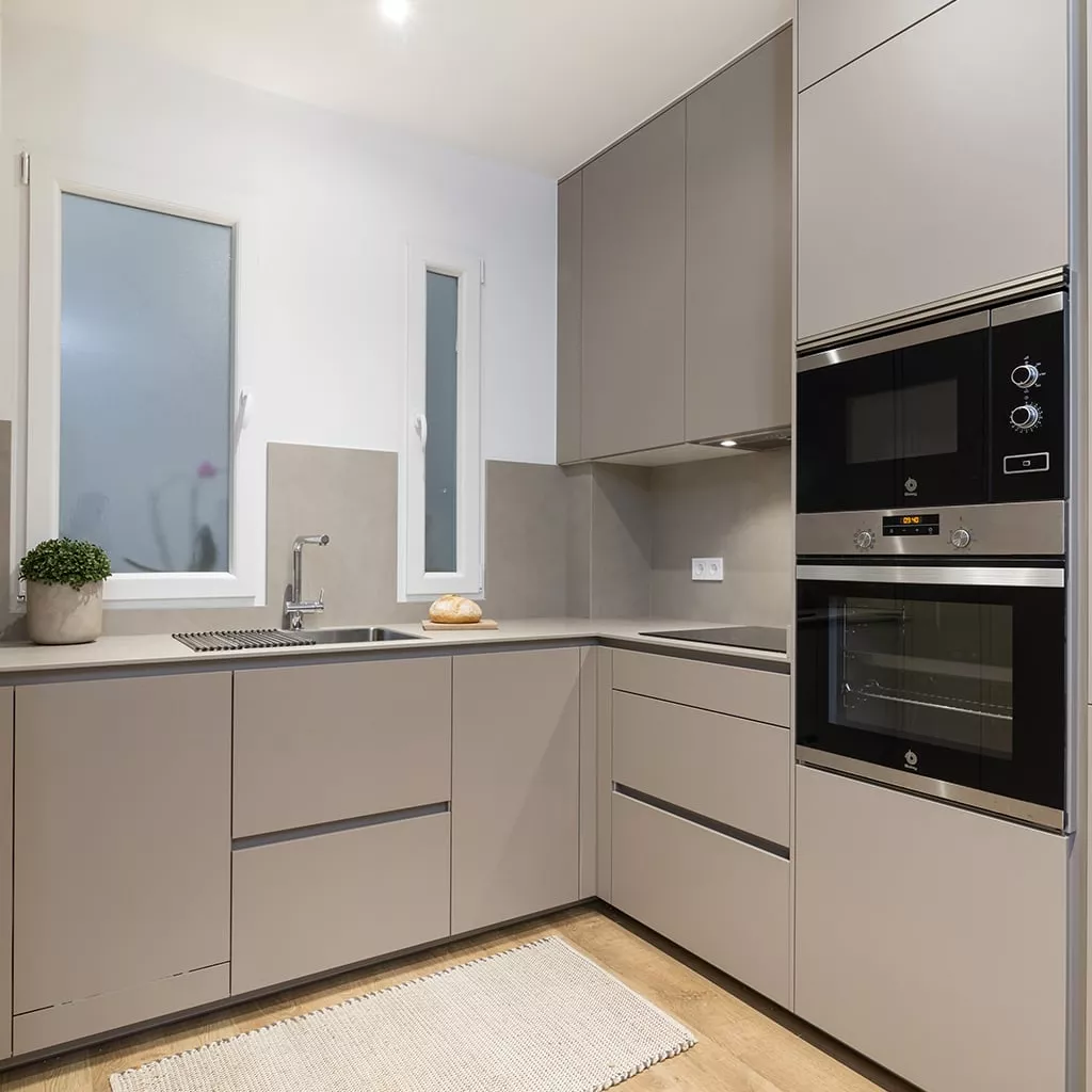 Cocina Santos gris arena columnas