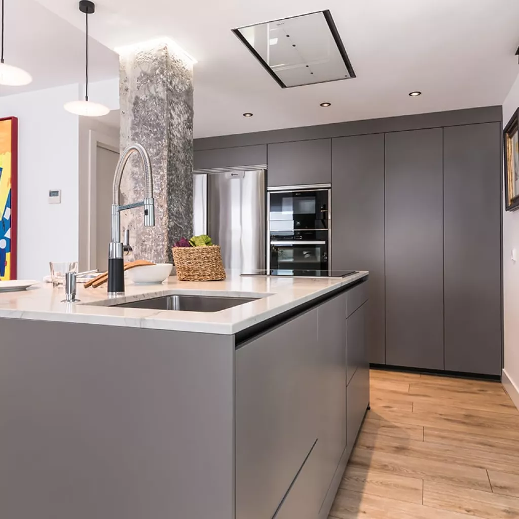 Cocina Santos gris con isla abierta al salón