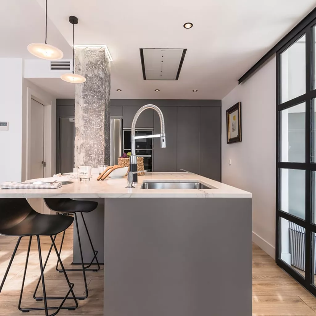 Cocina Santos gris con isla abierta al salón