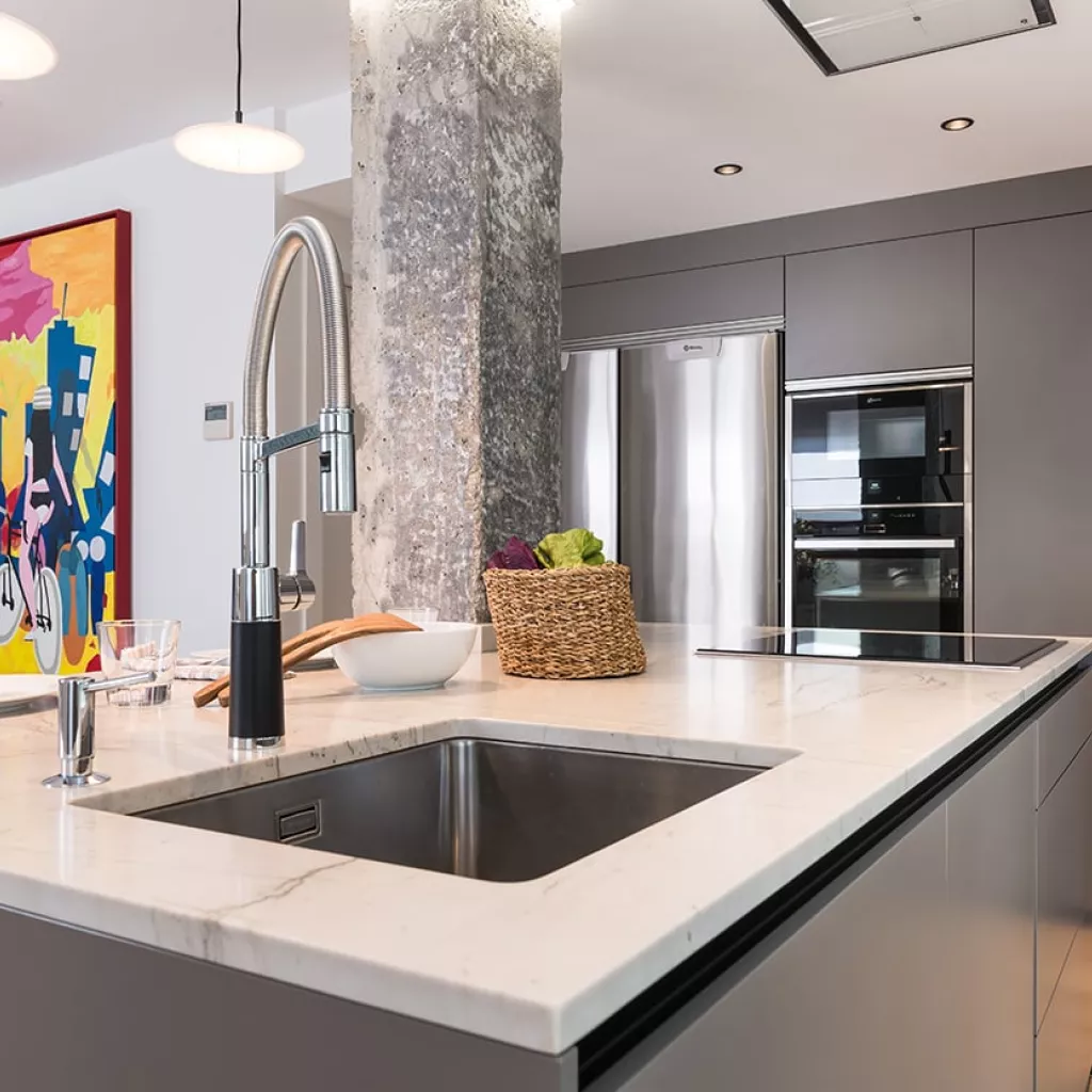 Cocina Santos gris con isla abierta al salón