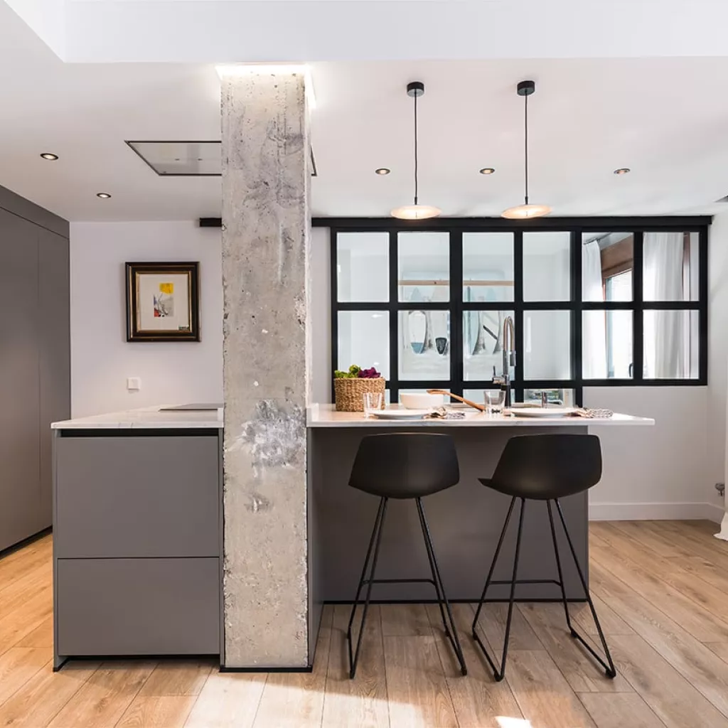 Cocina Santos gris con isla abierta al salón