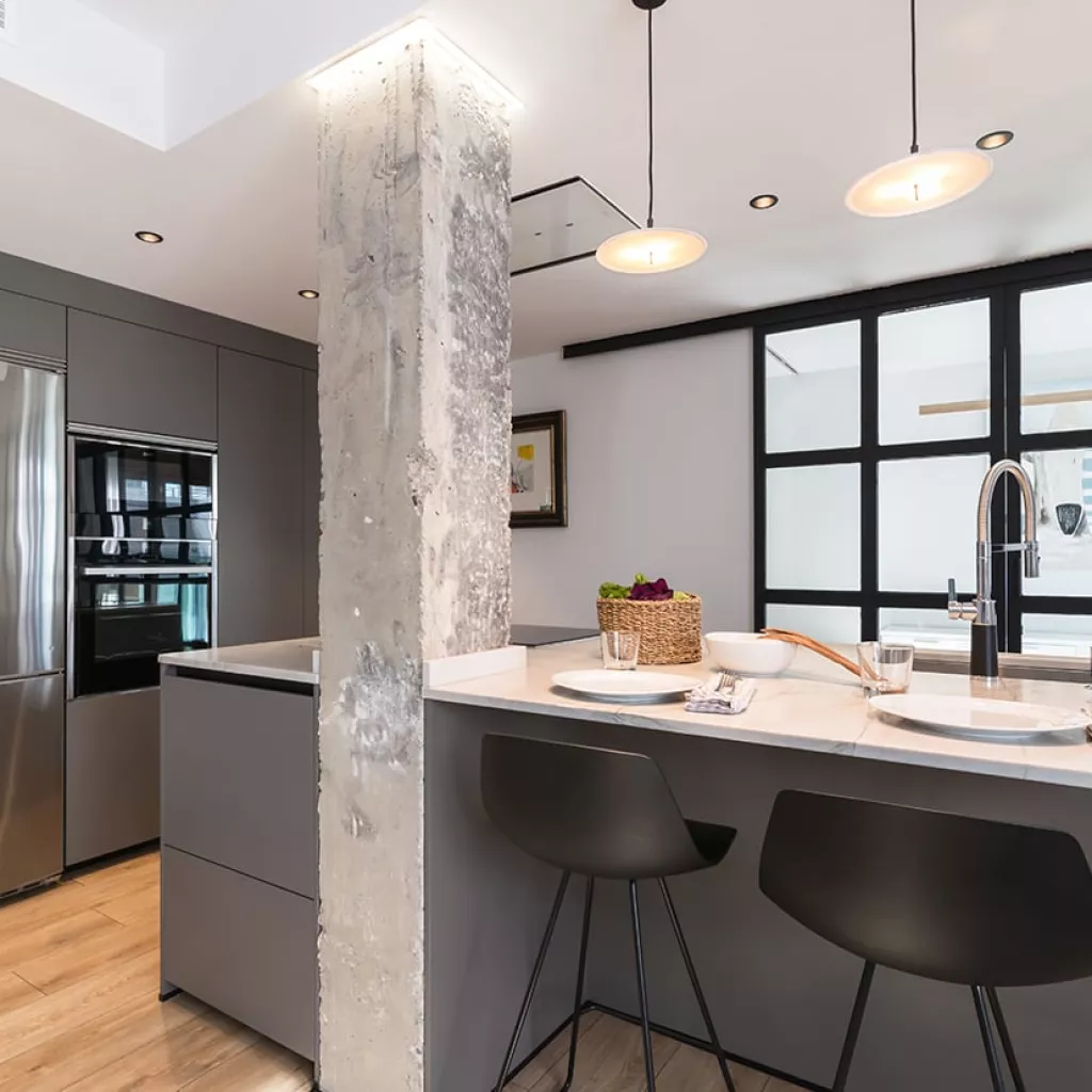 Cocina Santos gris con isla abierta al salón