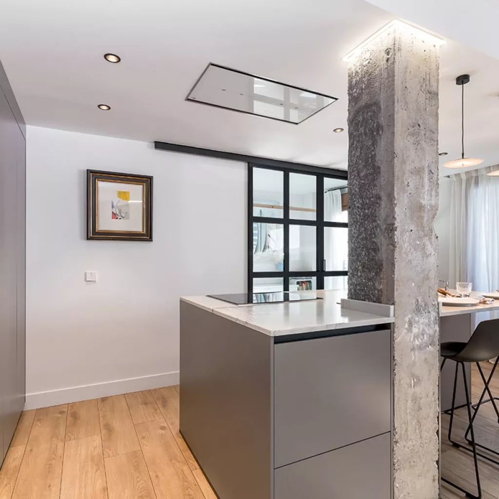 Cocina Santos gris con isla abierta al salón