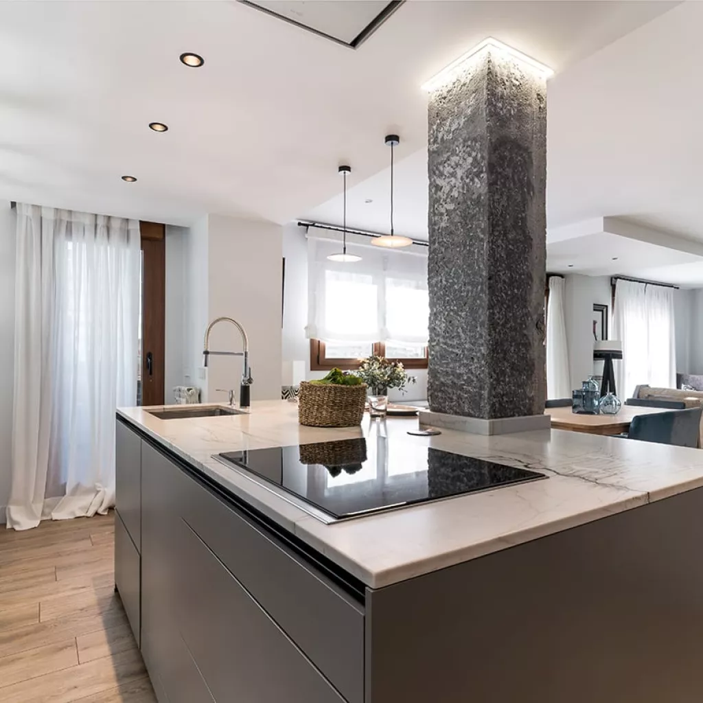 Cocina Santos gris con isla abierta al salón