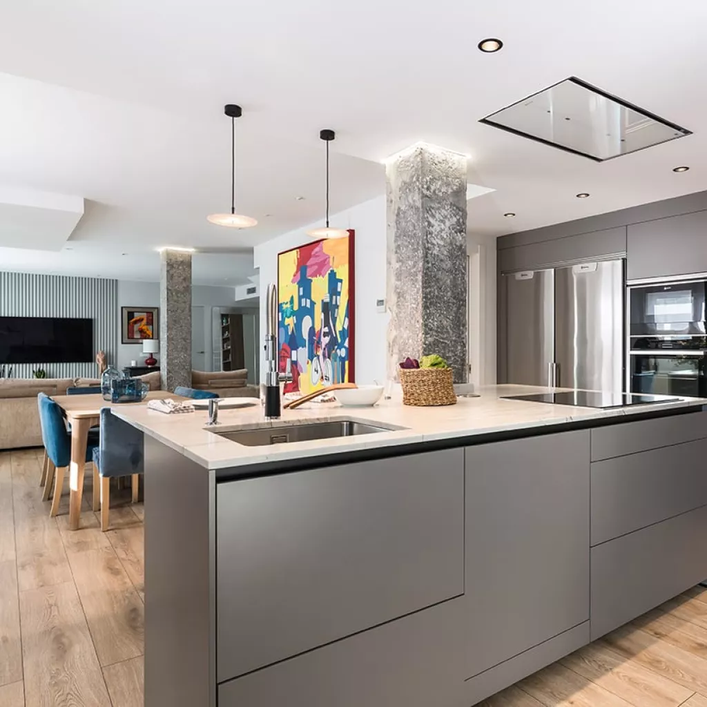 Cocina Santos gris con isla abierta al salón