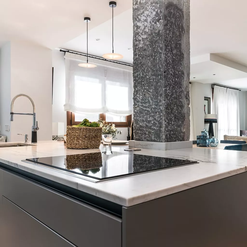 Cocina Santos gris con isla abierta al salón