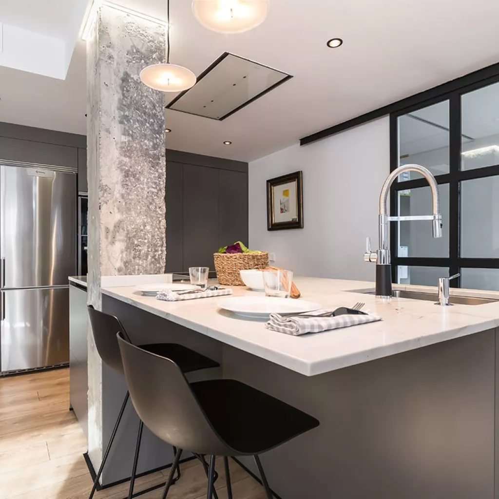 Cocina Santos gris con isla abierta al salón