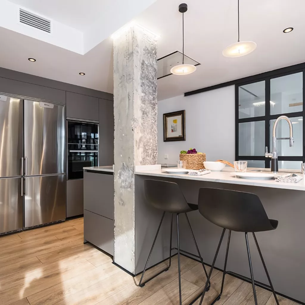 Cocina Santos gris con isla abierta al salón