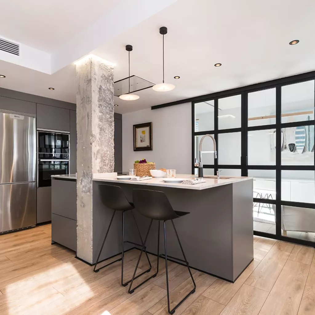 Cocina Santos gris con isla abierta al salón
