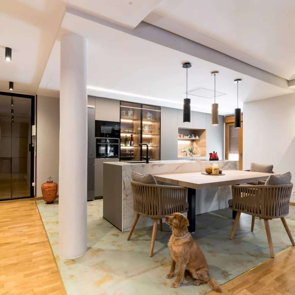 Cocina Santos gris con isla abierta al salón